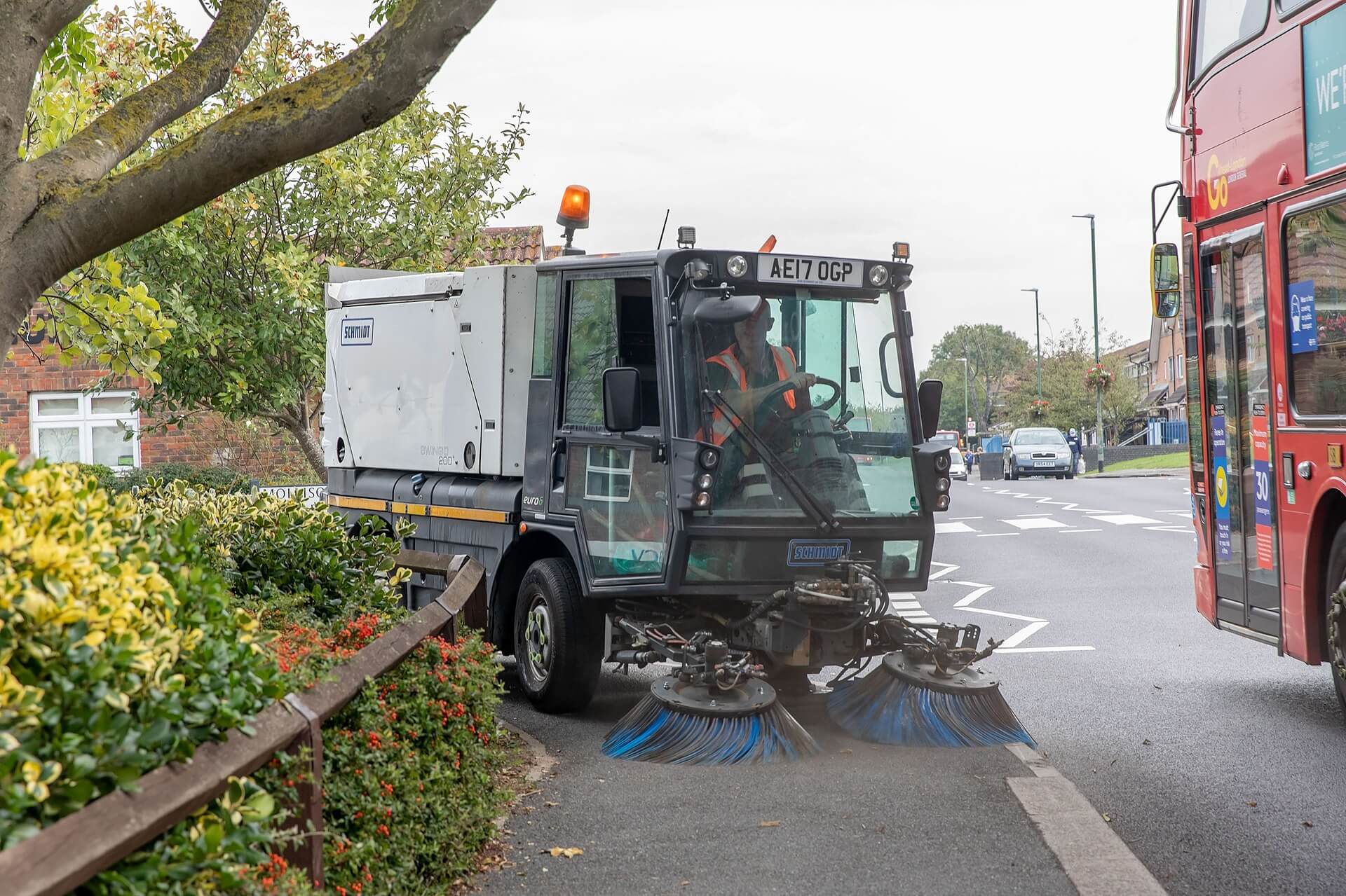 Veolia worker cleaning the streets 